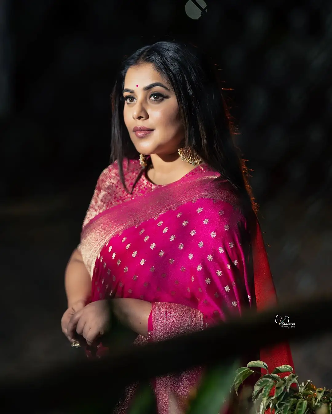 SHAMNA KASIM WEARING BEAUTIFUL EARRINGS JEWELLERY PINK DESIGNER SAREE 2